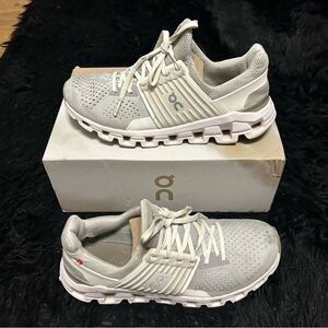 ON CLOUDSWIFT gray white running athletic training lace up shoes sneakers sz 8.5